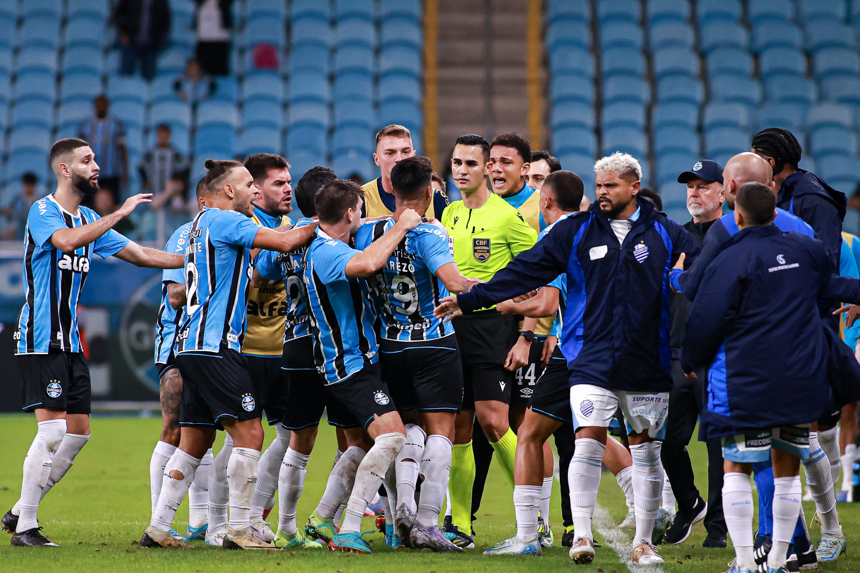 Grêmio x CSA: Súmula relata ofensas e arremesso de nota de R$ 2.