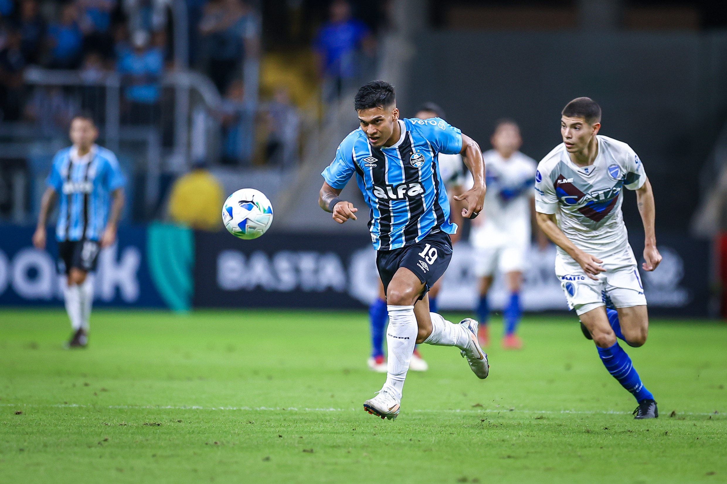 Arezo se desculpa com torcida gremista por declarações sobre o Peñarol