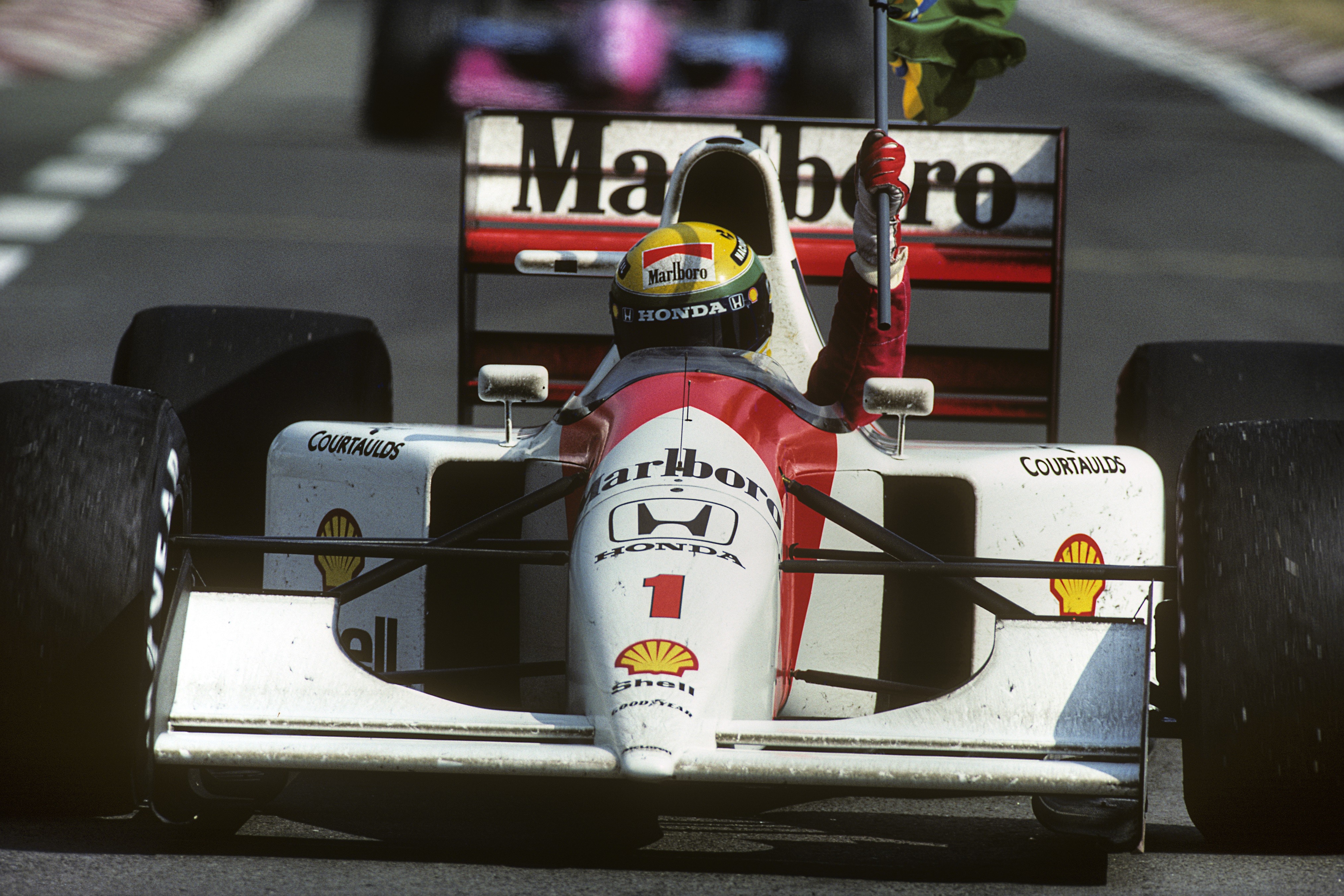 Capacete de Senna supera expectativa e é vendido por R$ 3,4 milhões em leilão