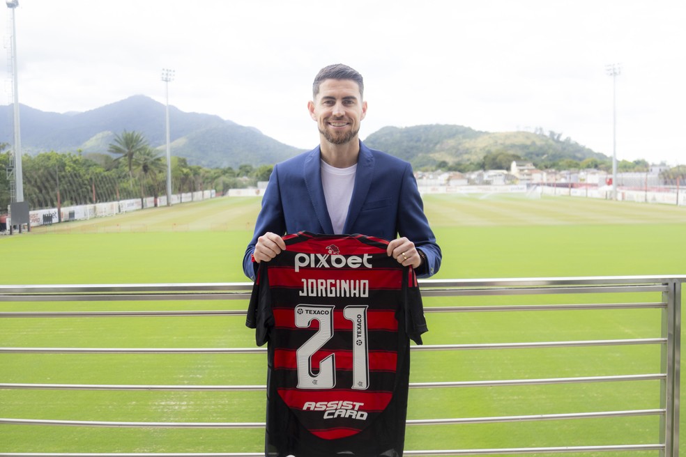 Jorginho com a camisa 21 do Flamengo  Foto: Adriano Fontes / Flamengo