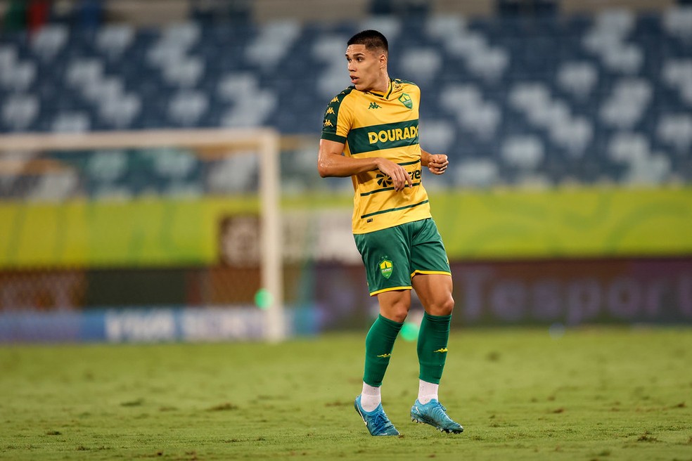 Eduardo Barros destaca versatilidade do volante Calebe — Foto: AssCom Dourado