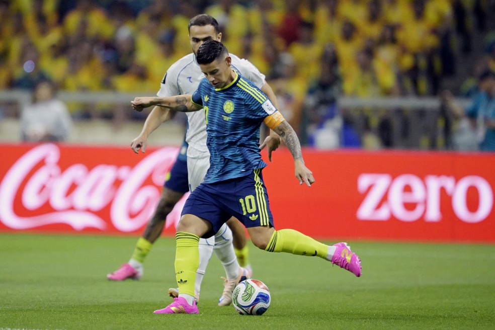 James Rodríguez em ação — Colômbia vence Uzbequistão