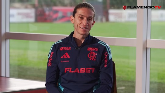 Filipe Luís escolhe empresário, volta a negociar renovação com o Flamengo, e mês de outubro deve decidir futuro