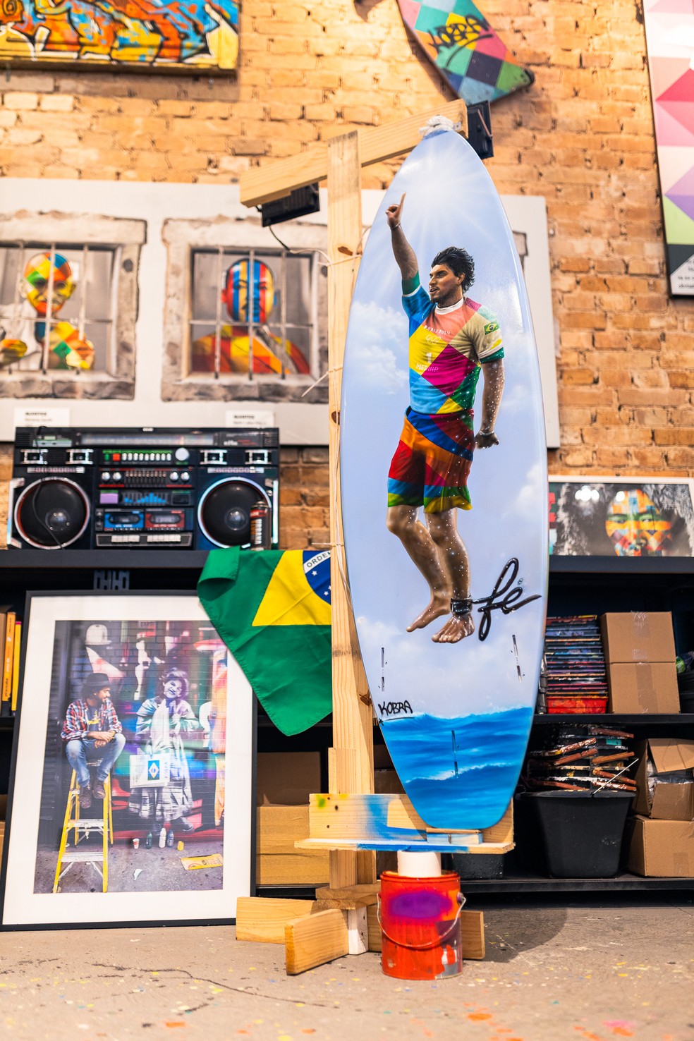 Gabriel Medina é homenageado por Kobra em pintura realizada na prancha de surfe — Foto: Divulgação