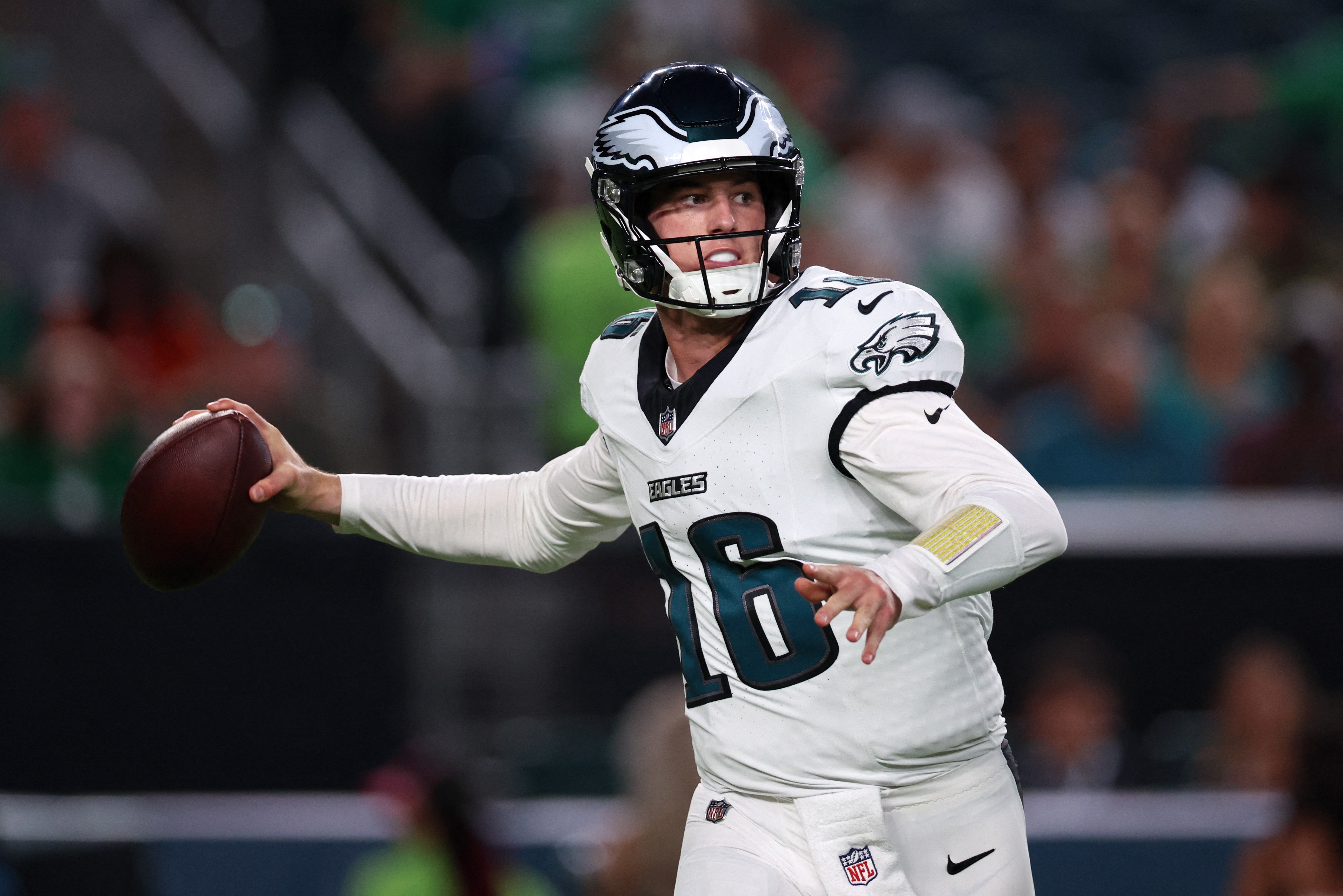 Quarterback "brasileiro" dos Eagles vai mal, e Bengals vencem na pré-temporada da NFL