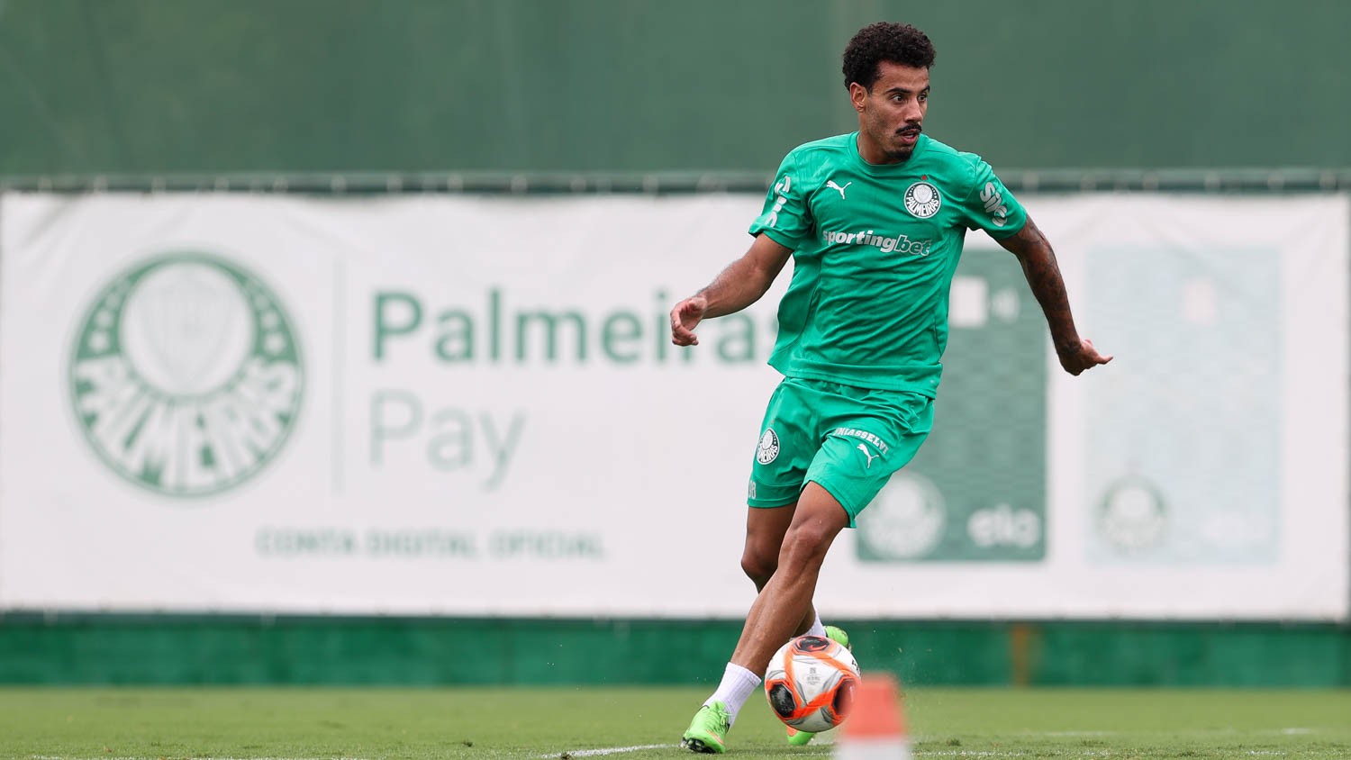 Lucas Evangelista inicia treinamentos no Palmeiras; estreia em breve no time titular.