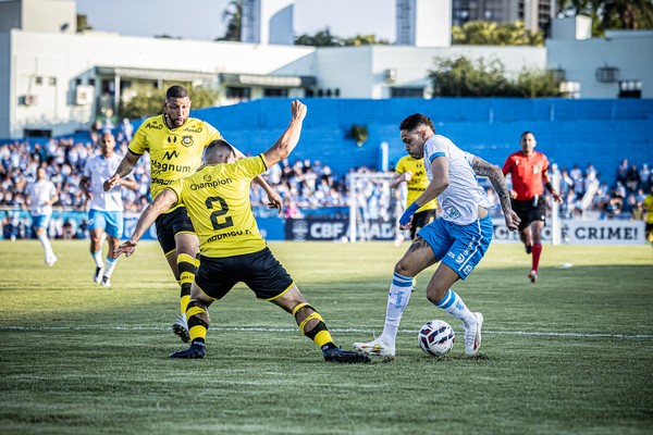 Iago Teles em lance de Londrina x São Bernardo — Foto: Rafael Martins/Londrina EC