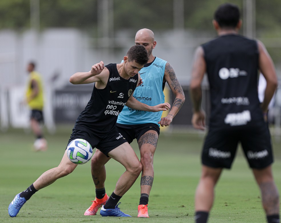 Gabriel Moscardo e Fábio Santos em treinamento — Foto: Rodrigo Coca/Ag. Corinthians