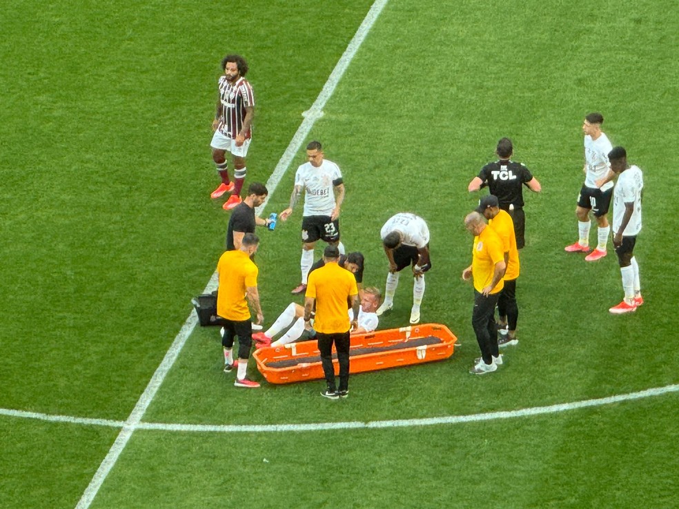 Pedro Henrique deixa o jogo do Corinthians com lesão na coxa esquerda — Foto: Emilio Botta