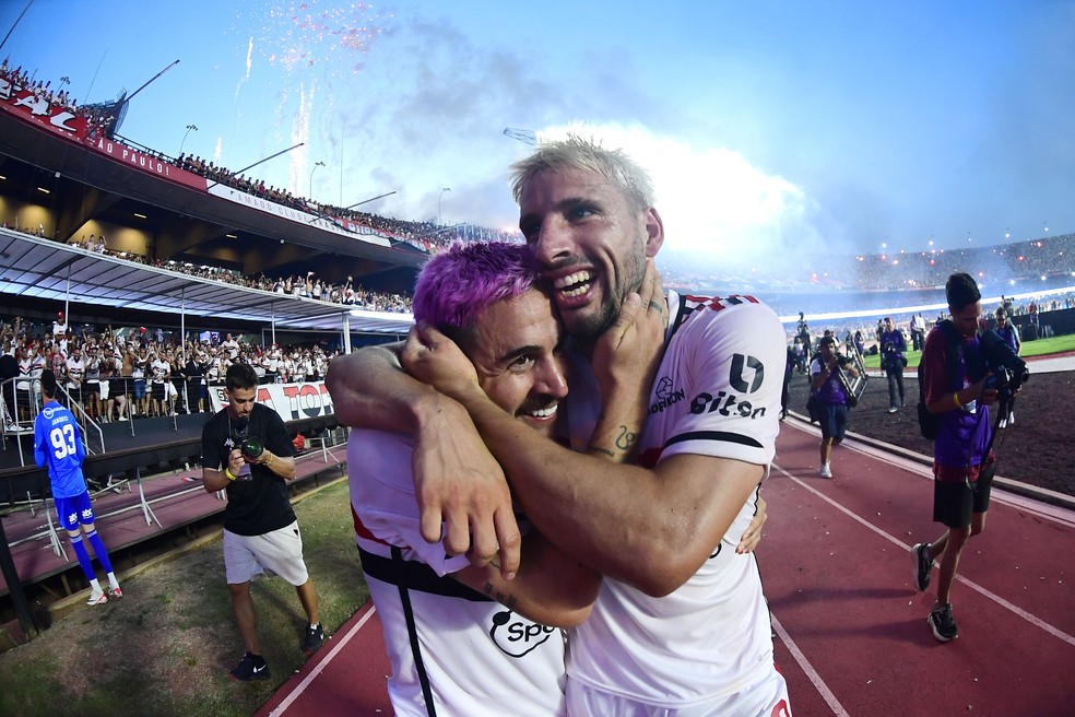 Gabriel Neves e Calleri comemoram título da Copa do Brasil do São Paulo — Foto: Marcos Ribolli