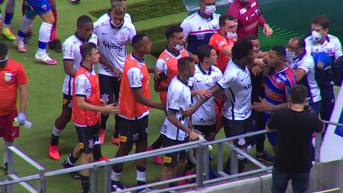 Movimentado e com cinco gols relembre o último duelo entre Fortaleza e Corinthians