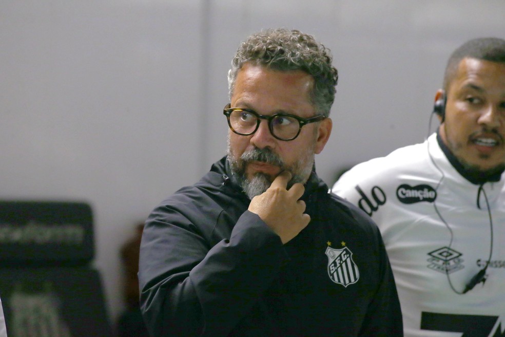 Cleber Xavier fez de Neymar um 10 e um 9 — Foto: Mauricio De Souza/AGIF