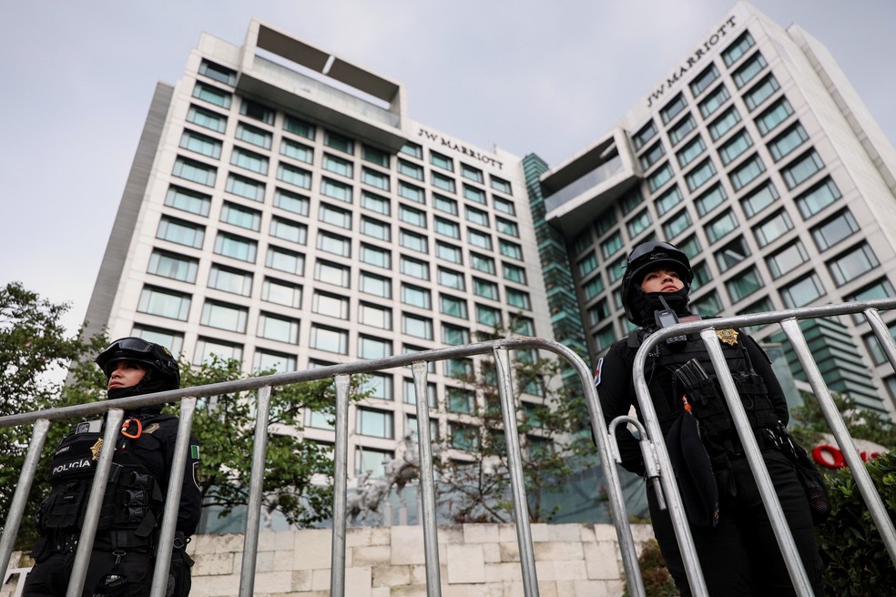 Policiais e barreira de proteção próximos ao hotel — segurança no hotel