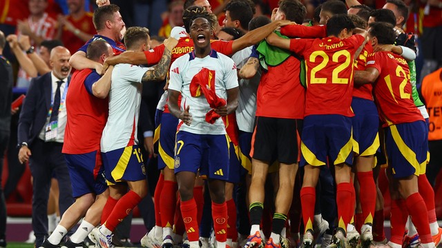 Jogadores da Espanha comemoram classificação contra a França para a final da Euro