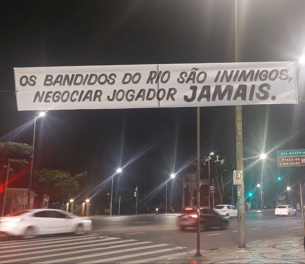 Faixas da torcida do Atlético-MG com ataques por conta da venda de Allan — Foto: Reprodução