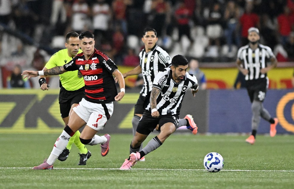 Santi Rodriguez em Botafogo x Flamengo, lance que gerou polêmica sobre pênalti não marcado para o Flamengo.