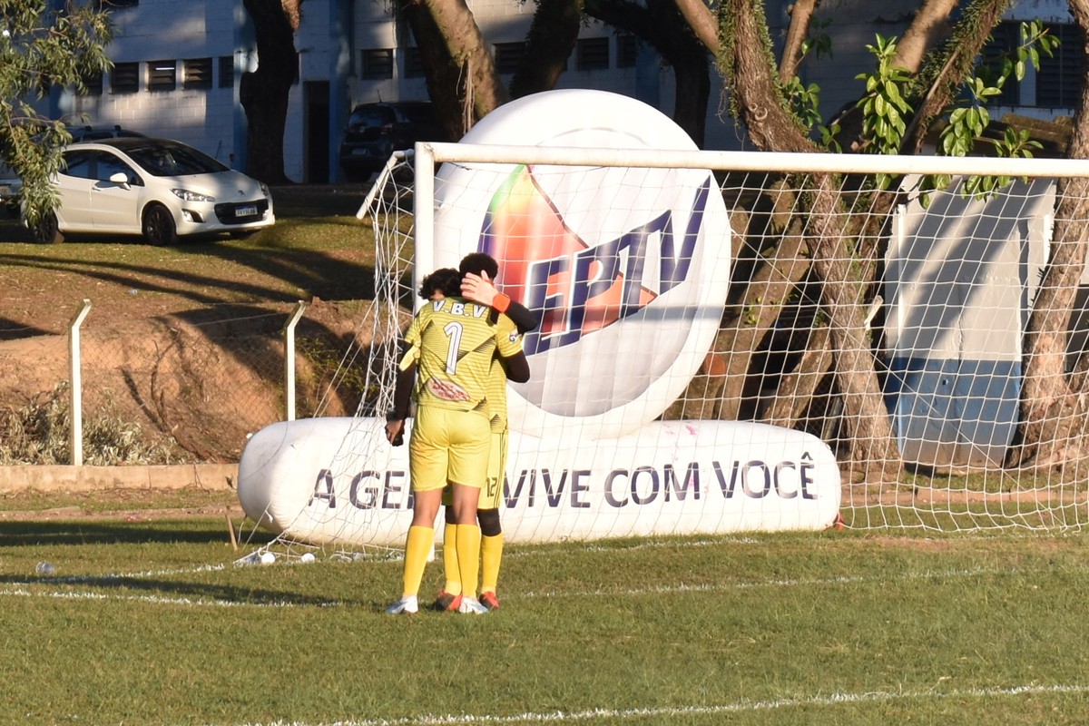 Foto de Vista De Ângulo Baixo De Um Jogador De Futebol Com Uma