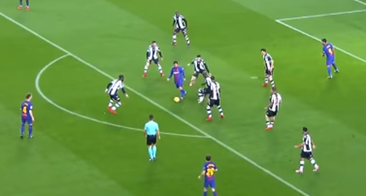 Cercado por nove adversários, Messi acha jeito de se livrar da marcação ...