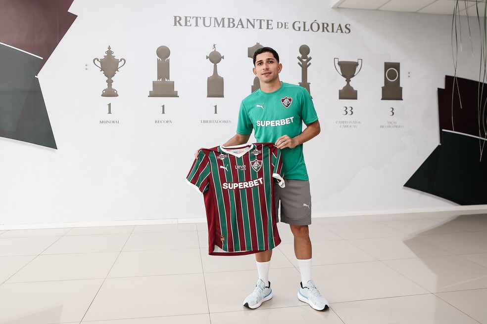 Savarino com a camisa tricolor em seu primeiro dia no CT � Foto: Lucas Mer�on/FFC