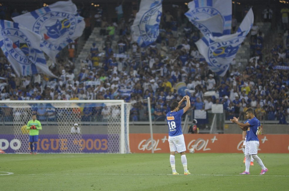 Atacante Marcelo Moreno do Cruzeiro contra o Atlético-PR no Mineirão — Foto: Gualter Naves/Light Press