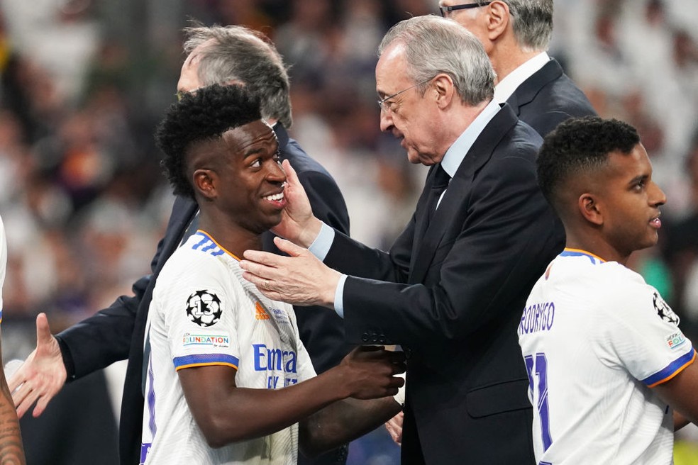 Florentino Pérez ao lado de Vinicius Junior e Rodrygo em premiação da Champions League — Foto: Getty Images