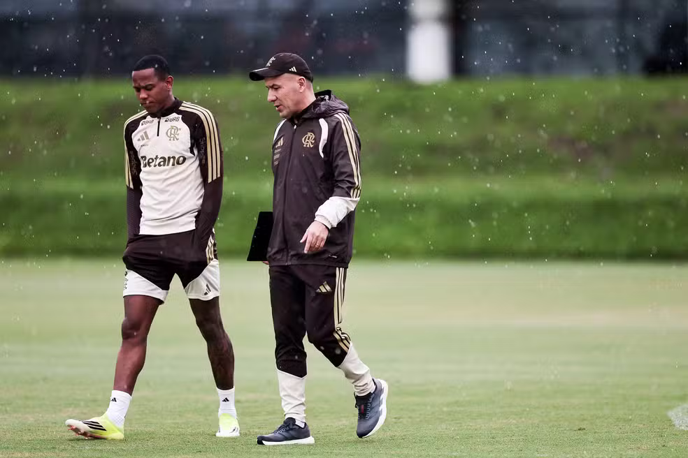 Leonardo Jardim e Wallace Yan em treino do Flamengo � Foto: Gilvan de Souza / Flamengo