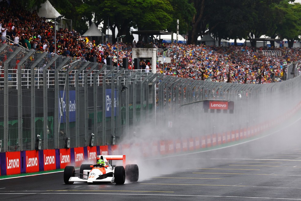 Lewis Hamilton rasga a reta de Interlagos com a McLaren MP4/5B de Ayrton Senna em 1990 — Foto: Mark Thompson/Getty Images