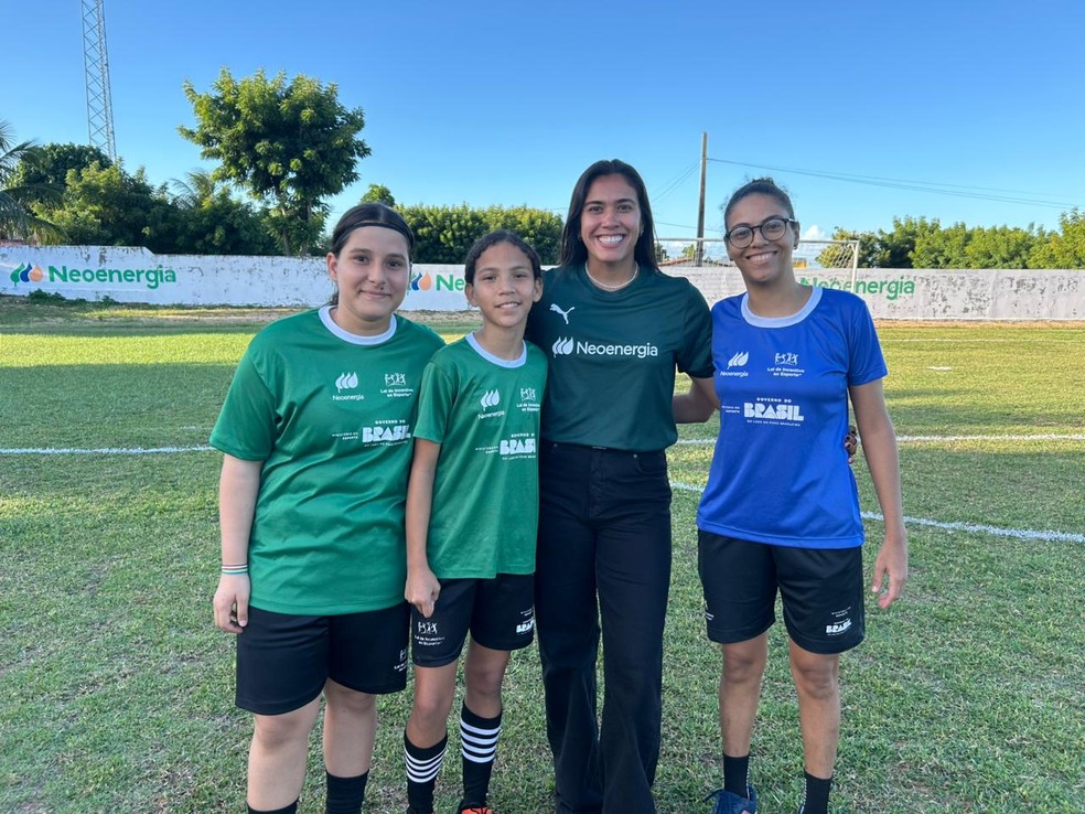 Antonia Silva com jogadoras do projeto social em Natal — Foto: Divulgação