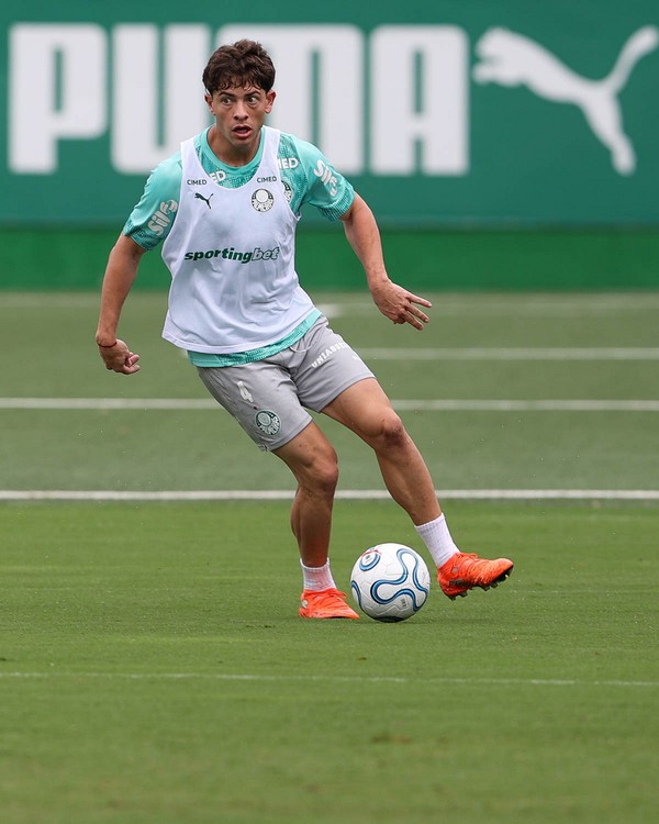 Time de Cesc Fàbregas na Europa faz sondagem por Agustín Giay craque do Palmeiras