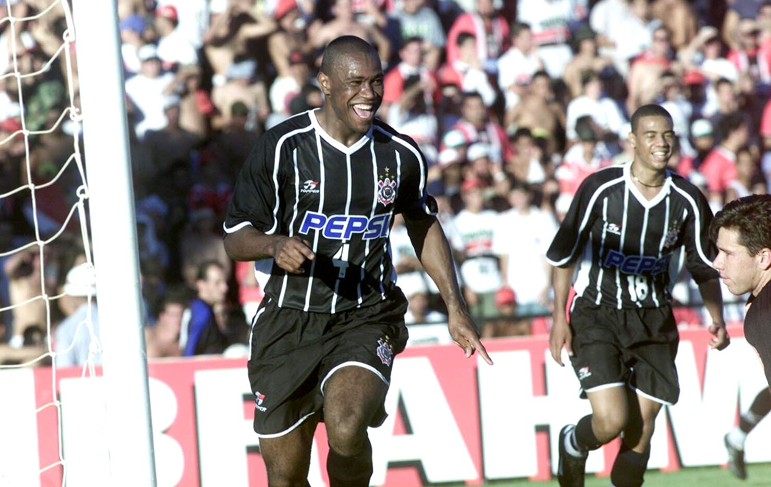 Campeão mundial com o Corinthians, ex-Cruzeiro e Seleção venceu fome e relembra "resgate" de Marcelinho