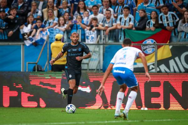 Elogiado no Grêmio, João Pedro Galvão encontra Botafogo após quase acerto ainda sem 1º gol