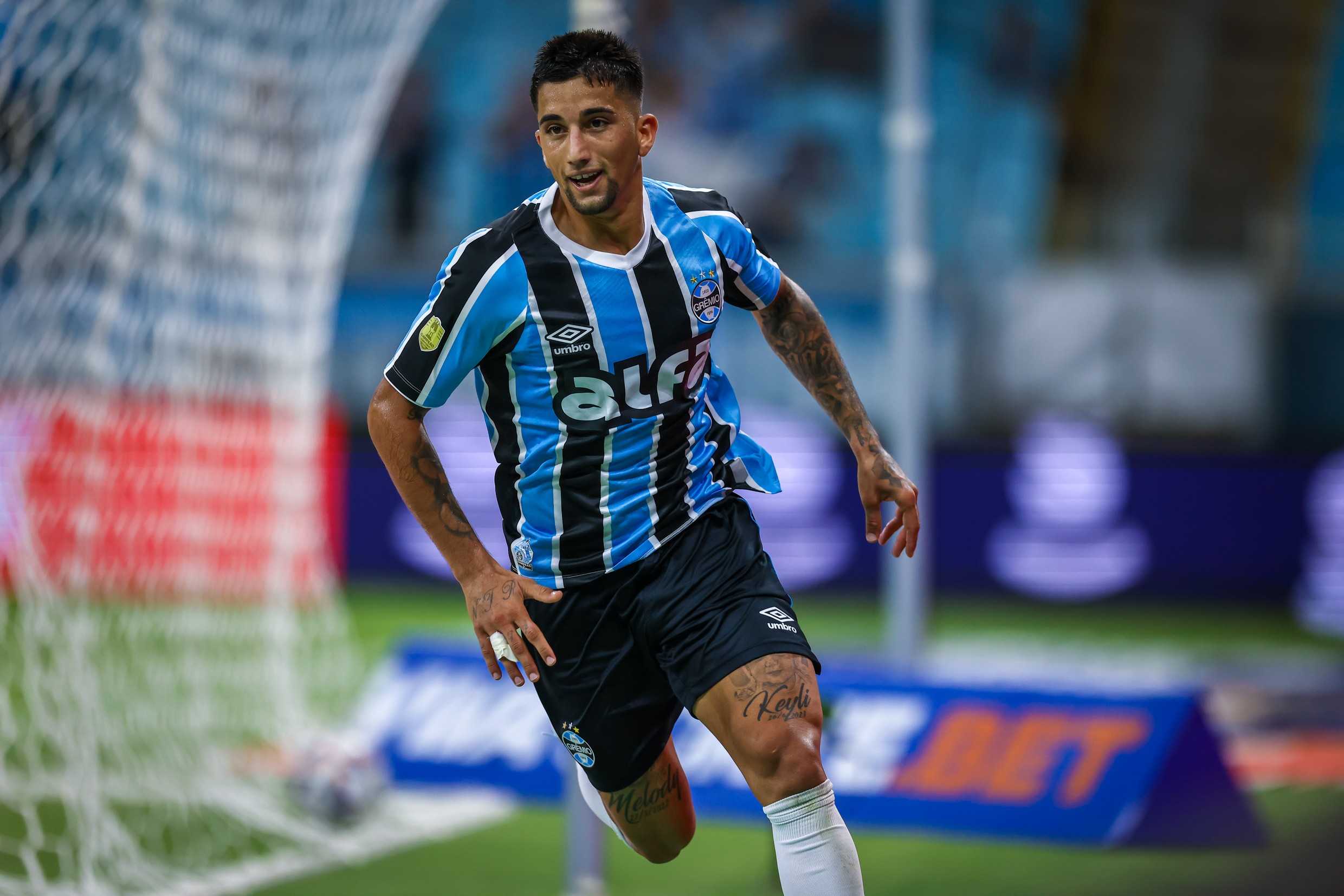 Olivera desponta no Grêmio rumo à seleção uruguaia e conquista no futebol brasileiro