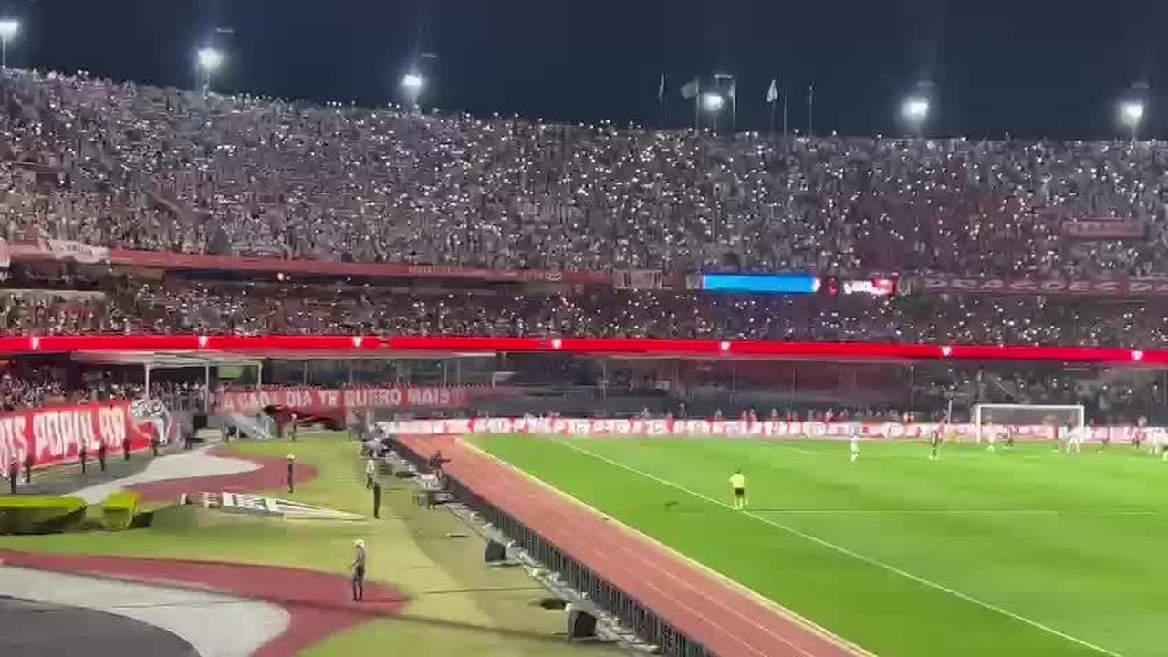 Torcida do São Paulo lota o Morumbis na partida contra o Flamengo