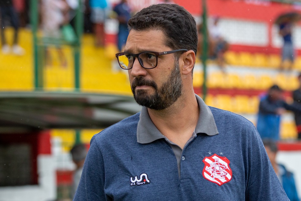 Eduardo Allax seguiu carreira no futebol como técnico e agora dirigente
