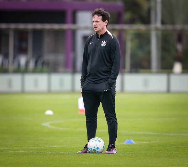 Fernando Diniz foca em treino de bolas paradas como nova força do Corinthians 