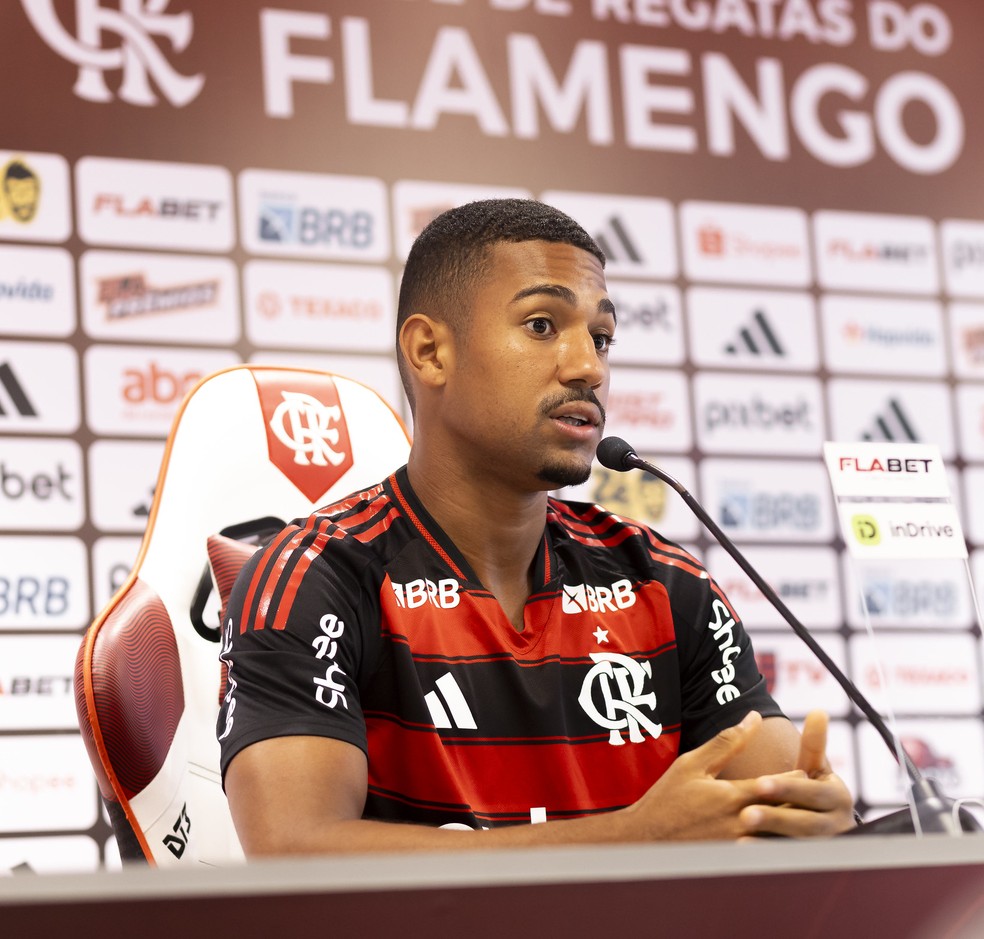 Samuel Lino é apresentado pelo Flamengo — Foto: Adriano Fontes/Flamengo