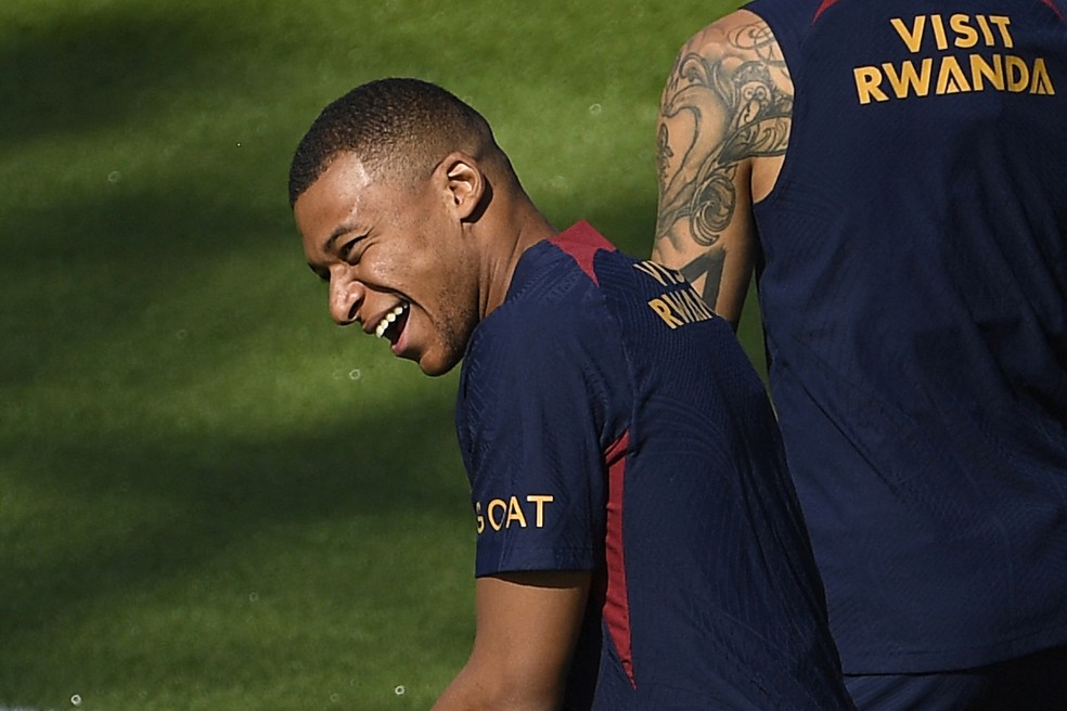 Mbappé, em treino no PSG antes de seu afastamento — Foto: Julien de Rosa/AFP