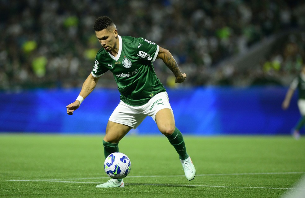 Paulinho, do Palmeiras, contra o Corinthians � Foto: Marcos Ribolli