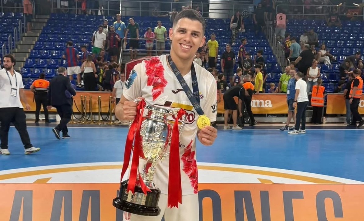 Brasileiro dá quatro assistências em final contra o Barcelona e festeja título da Supercopa da Espanha