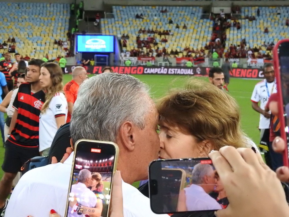 Tite beija a esposa, Rose, após entrevista no campo de jogo — Foto: Fred Gomes