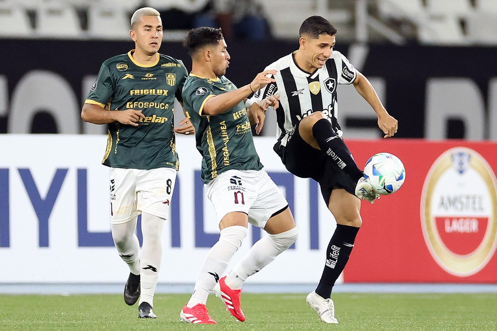 Savarino bem marcado por jogadores do Carabobo — Foto: Vitor Silva / Botafogo