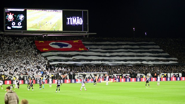 Torcida do Corinthians estende bandeira do estado de São Paulo