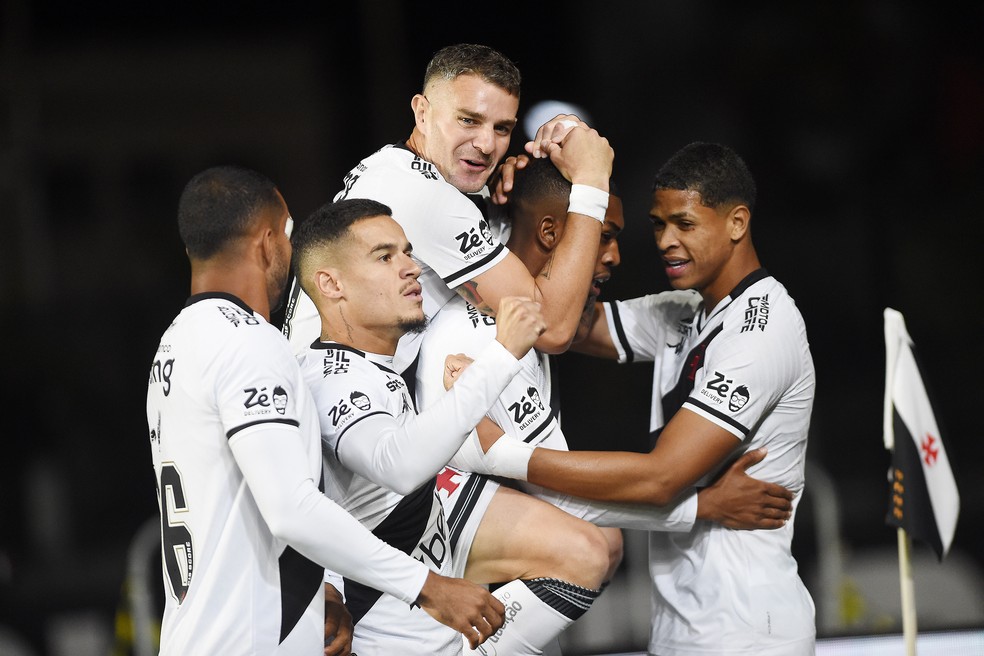 Jogadores do Vasco comemoram gol contra o Cruzeiro  Foto: Alexandre Duro