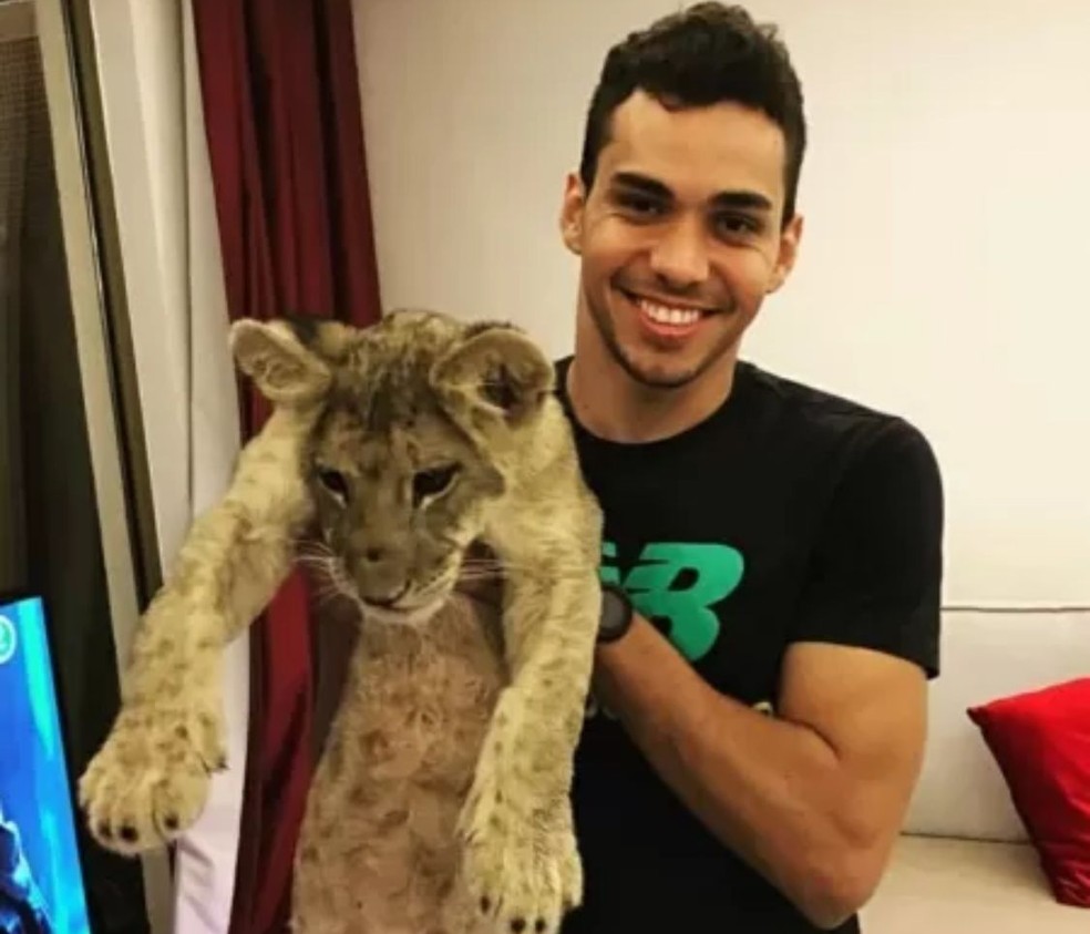 Eduardo, do Botafogo, com leão que ganhou na Arábia Saudita — Foto: Arquivo Pessoal