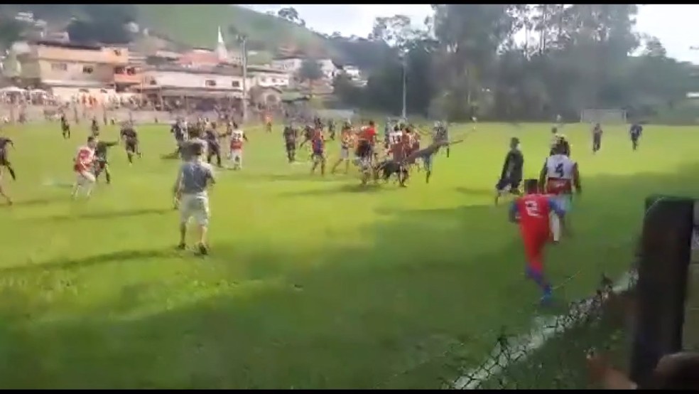 Vídeo: Jogo de futebol amador termina em confusão e tiros em Goiânia -  ISTOÉ Independente