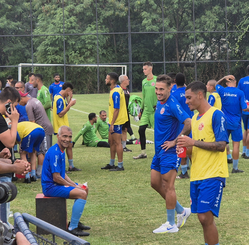 Romário e Romarinho em treino do América-RJ — Foto: Ronald Lincoln