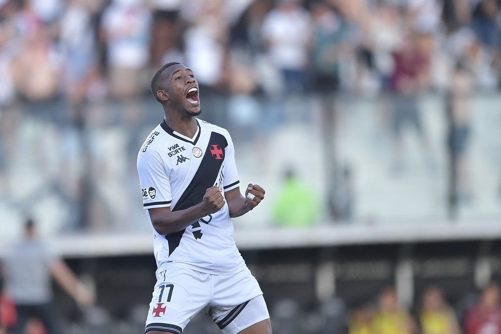 Rayan em campo pelo Vasco