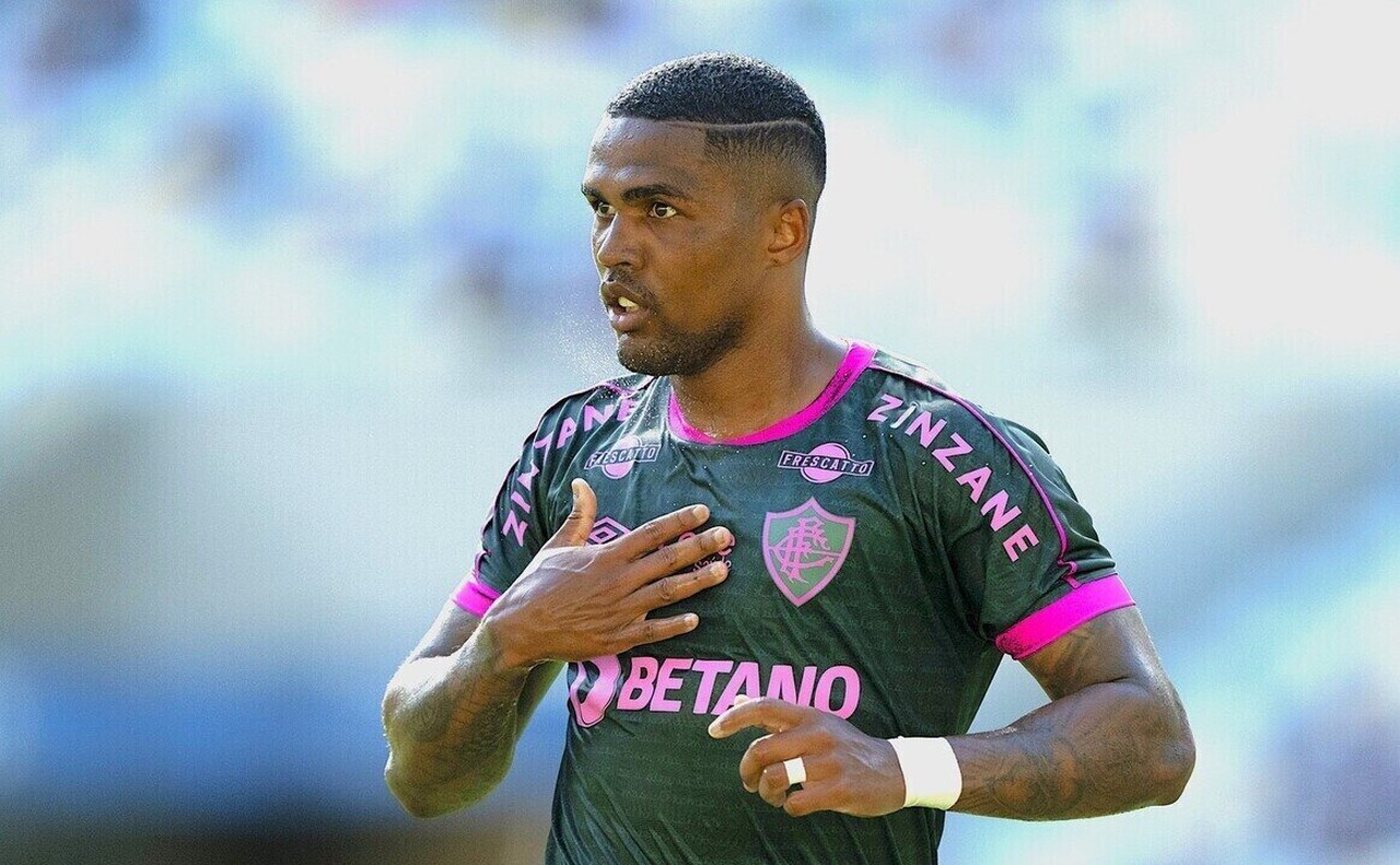 Douglas Costa fecha acordo com clube australiano após passagens por Grêmio e Fluminense