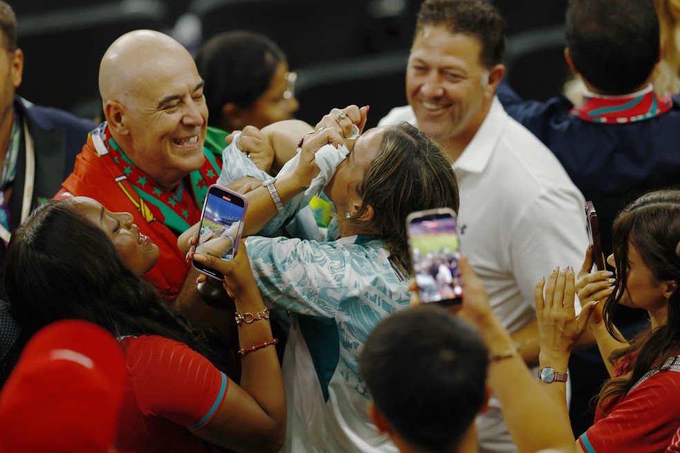 Kátia Aveiro comemora com a camisa de Cristiano Ronaldo