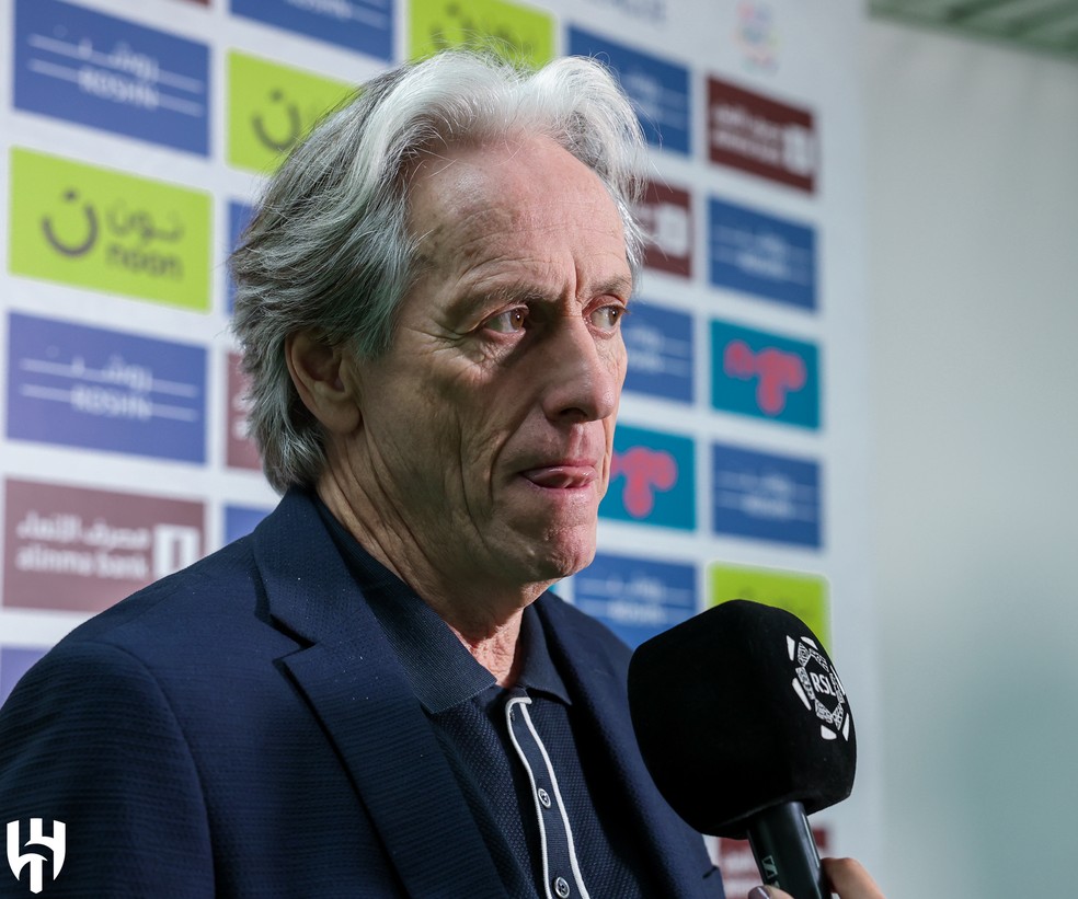 Jorge Jesus em entrevista antes de Al-Hilal x Al-Nassr pelo Campeonato Saudita — Foto: Divulgação / Al-Hilal